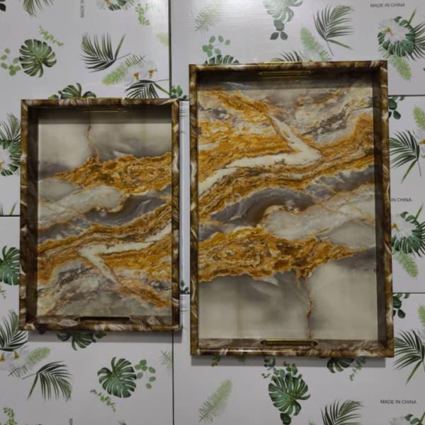 صواني خشبية فاخرة بأشكال رخامية